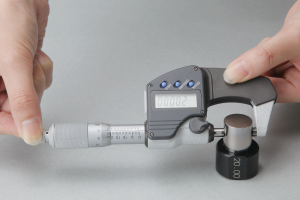 Calibrating micrometers