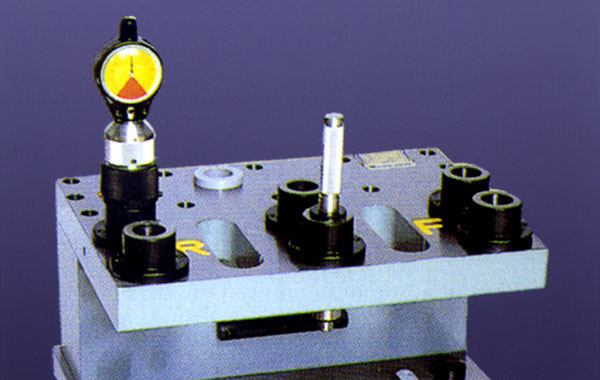 Cylinder head standard hole position measurement tool